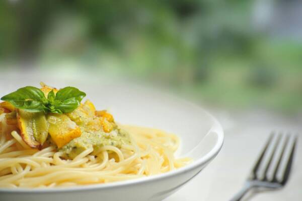 TOMATO & BASIL RAGU OR CREAMY PESTO CHICKEN