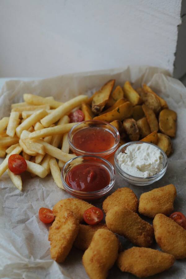 CHICKEN NUGGETS, CHIPS & PEAS