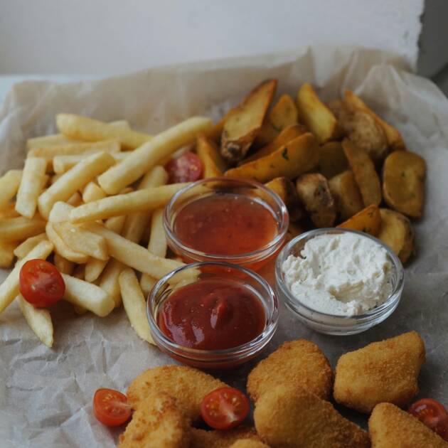 CHICKEN NUGGETS, CHIPS & PEAS